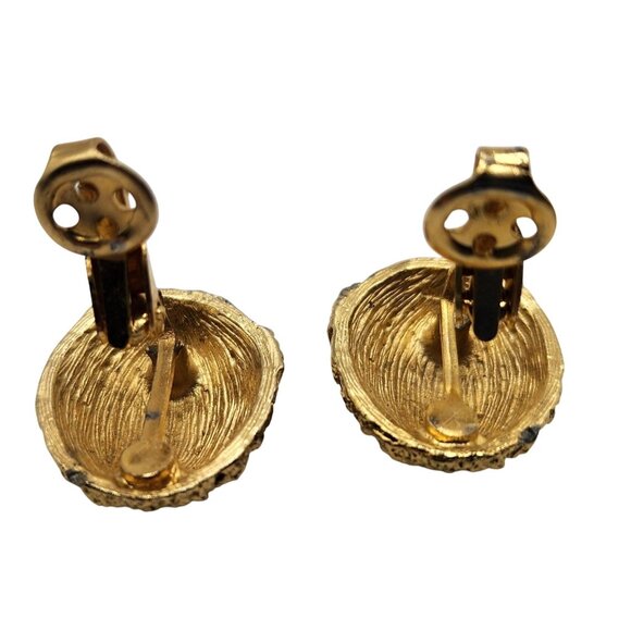 Vintage Gold Tone Oval Textured Dome Clip Earrings Unsigned Statement Clip-On - Picture 4 of 6